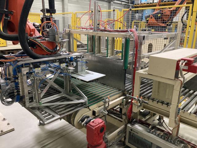 KUKA pallettizzazione per cartoni di bevande (3)