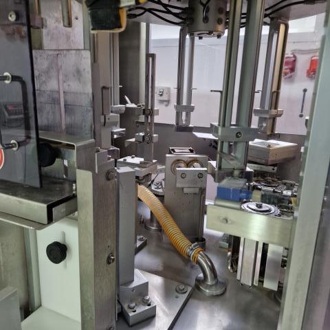 Galdi RG21 Giebdeldach Karton Abfüllanlage mit Verschluß Applikator (11)