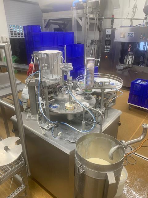 Riempitrice di bicchieri per yogurt di Zootechnika, rotativa, 800 - 1.000 bicchieri/h (3)